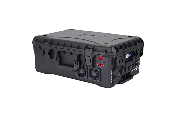 How does a portable large capacity power battery achieve high-efficiency output between different devices?