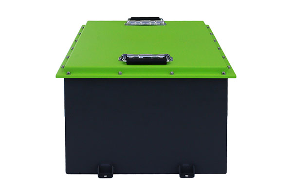 How does the intelligent management system of golf cart batteries optimize power distribution and extend service life?
